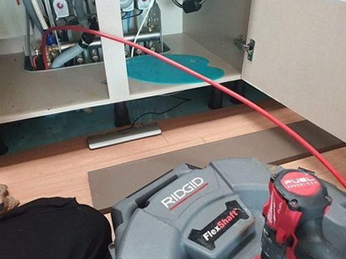 동작동 하수구막힘 배수구 내부를 확인하고 통수 상태를 점검하는 과정
